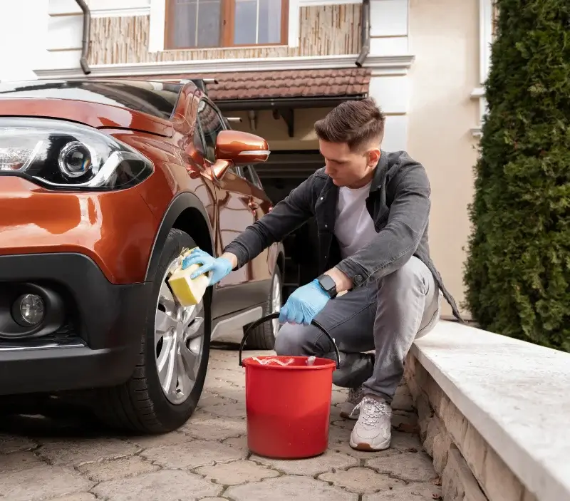 Lavage auto à domicile Saint-Bauzille-de-Putois : professionnel intervenant sur un véhicule